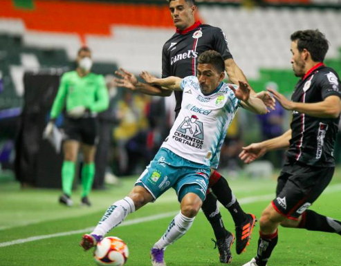León vence a San Luis con goles de los chilenos Dávila y Meneses