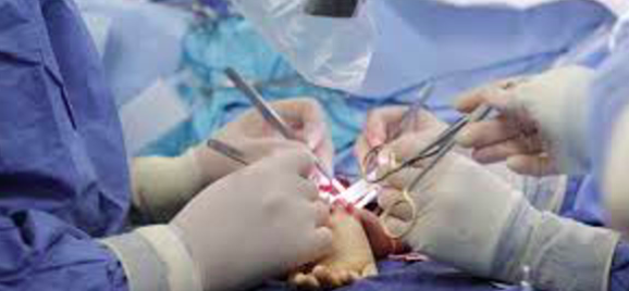 Un hospital de EE.UU. anuncia el primer trasplante exitoso de cara y manos