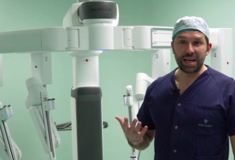 Robot quirúrgico extirpa un tumor a una paciente despierta por primera vez