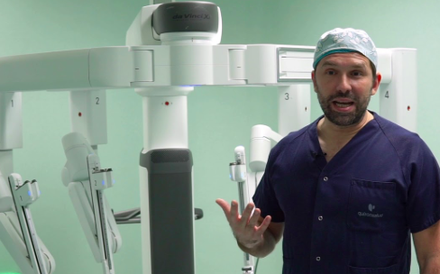 Robot quirúrgico extirpa un tumor a una paciente despierta por primera vez