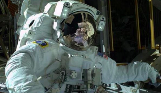 Dos astronautas de la NASA listos para caminata dominical espacial