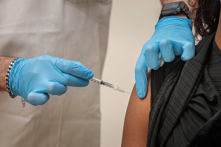 Colombia recibirá este lunes el primer lote de 50.000 vacunas de Pfizer