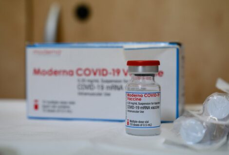 La CE confirmó que Moderna reducirá las vacunas en febrero