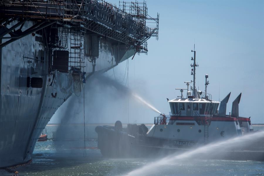 Piden hundir buque de la Armada de EE.UU. incendiado para crear arrecifes