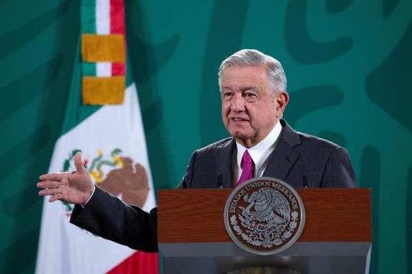 Presidente de México estrena las pistas de su aeropuerto emblemático