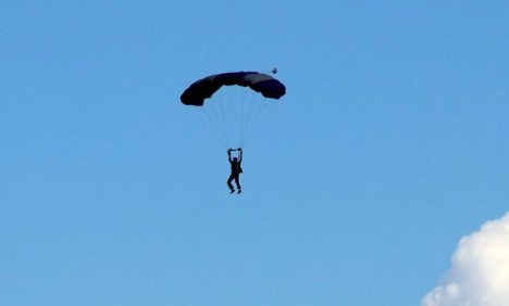 Muere hombre al tirarse en paracaídas del piso 23 de un edificio en EE.UU.