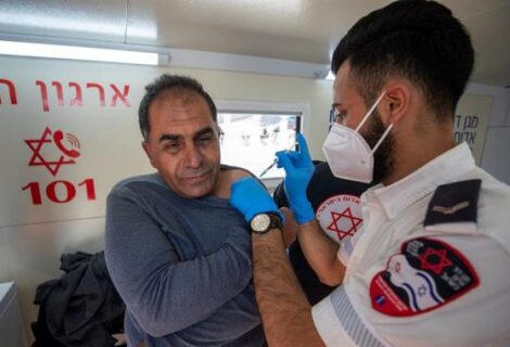 Israel comienza su campaña de vacunación a palestinos con permiso de trabajo