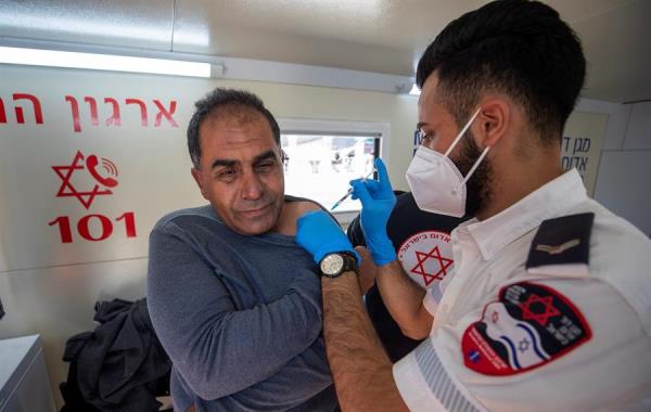 Israel comienza su campaña de vacunación a palestinos con permiso de trabajo