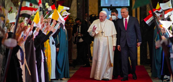 Papa Francisco llega a Irak en una visita histórica de tres días