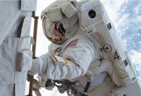 Astronautas modernizan el sistema de energía solar en la EEI