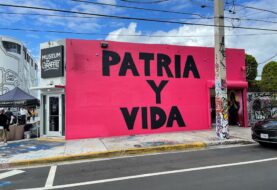 Grafitero cubano realiza un mural con el lema "Patria y Vida"