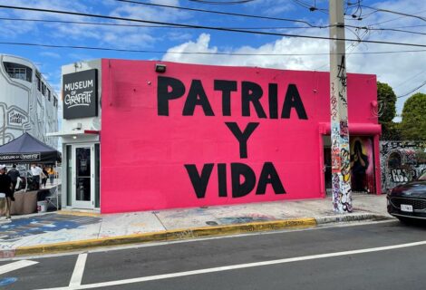 Grafitero cubano realiza un mural con el lema "Patria y Vida"