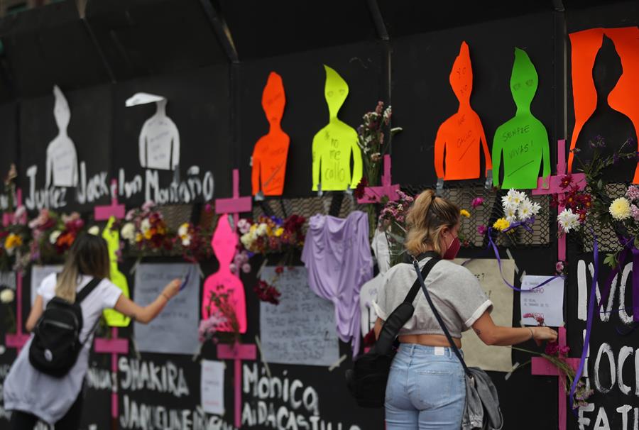 Feministas exigen en fachada de casa presidencial de México