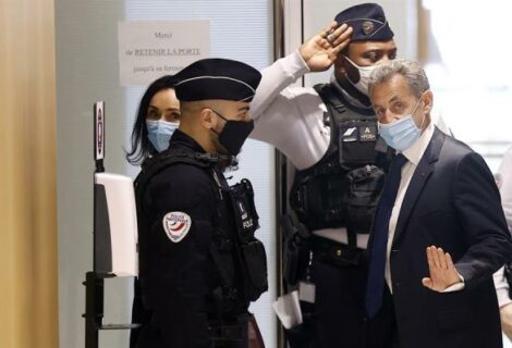 Expresidente Sarkozy es encarcelado a tres años