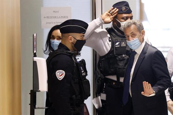 Expresidente Sarkozy es encarcelado a tres años