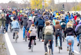 Cientos de personas en bicicleta marchan en Berlin