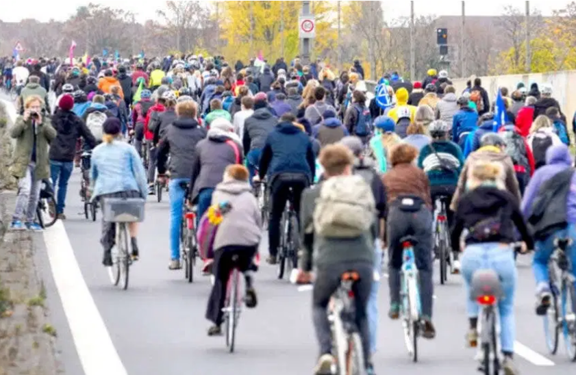 Cientos de personas en bicicleta marchan en Berlin