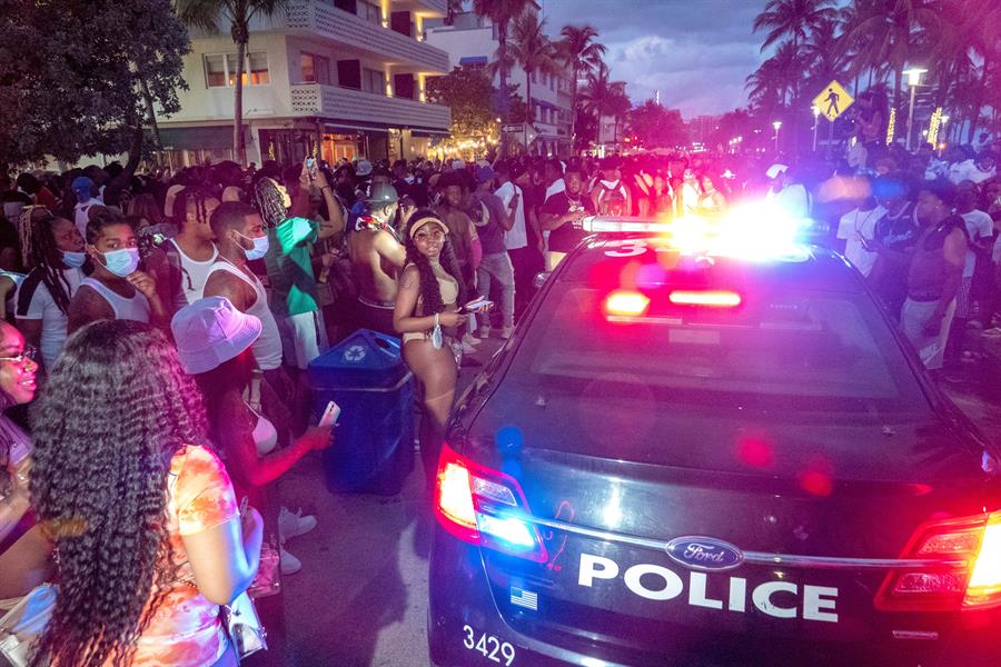 Turistas en Miami Beach acatan el toque de queda