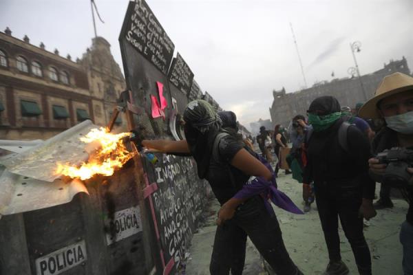 Marcha feminista deja 62 policías y 19 mujeres heridas en Ciudad de México