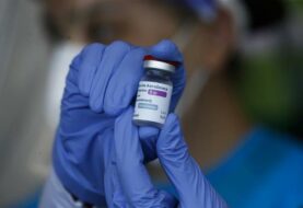 Dinamarca suspende vacunación con AstraZeneca por posibles efectos de trombos