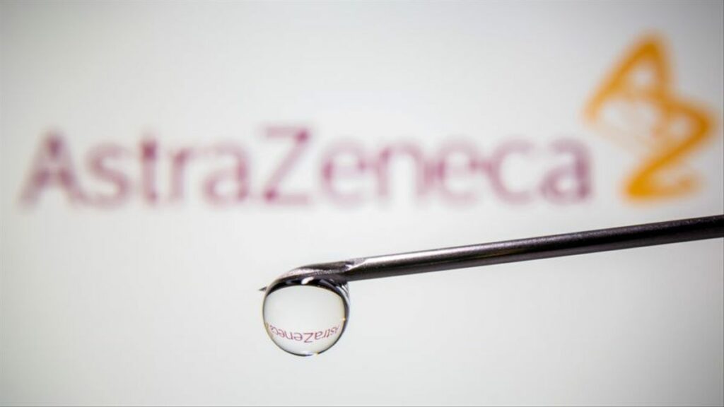 EMA cree que es más el beneficio de la vacuna AstraZeneca