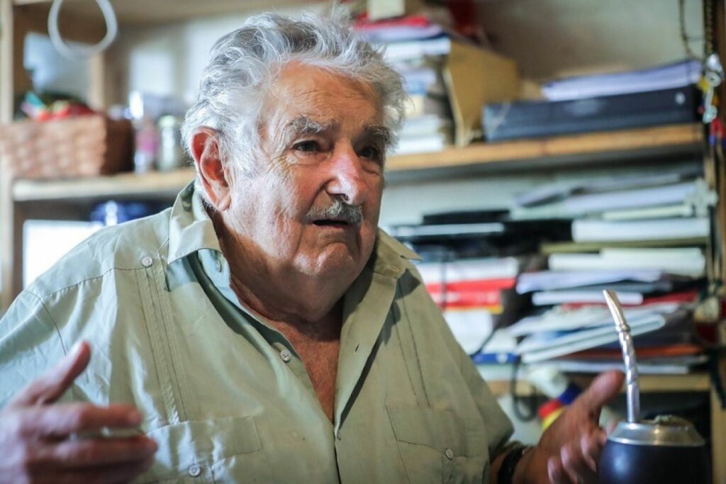 Mujica quiere dejar hospital tras pasar buena noche