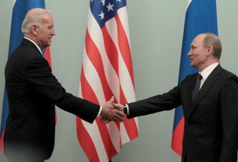 Biden reclama a Putin "rebajar la tensión" con Ucrania