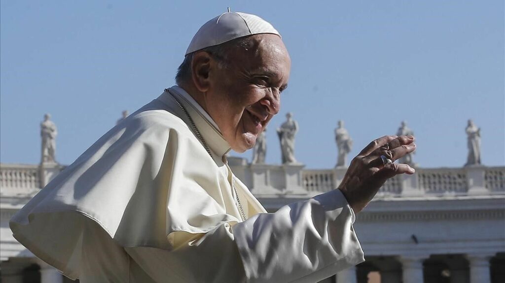 El papa celebra su onomástica vacunando a los pobres
