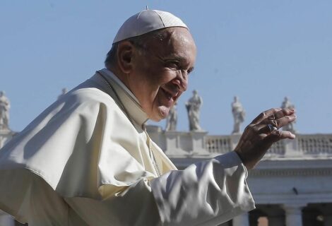 El papa celebra su onomástica vacunando a los pobres