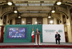 López Obrador llama a usar energías limpias pero defiende explotar el crudo