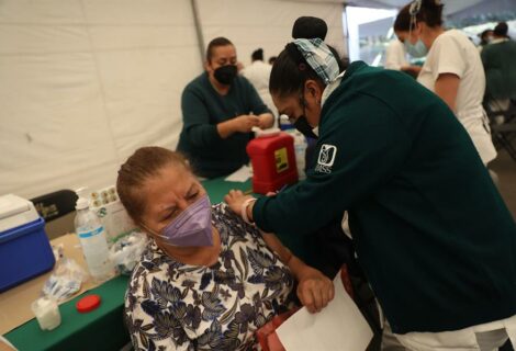 Capital mexicana aumenta pruebas y acelera vacunación