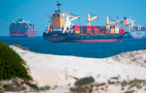 Atasco en canal de Suez afecta aún a 119 barcos tras una semana desbloqueado
