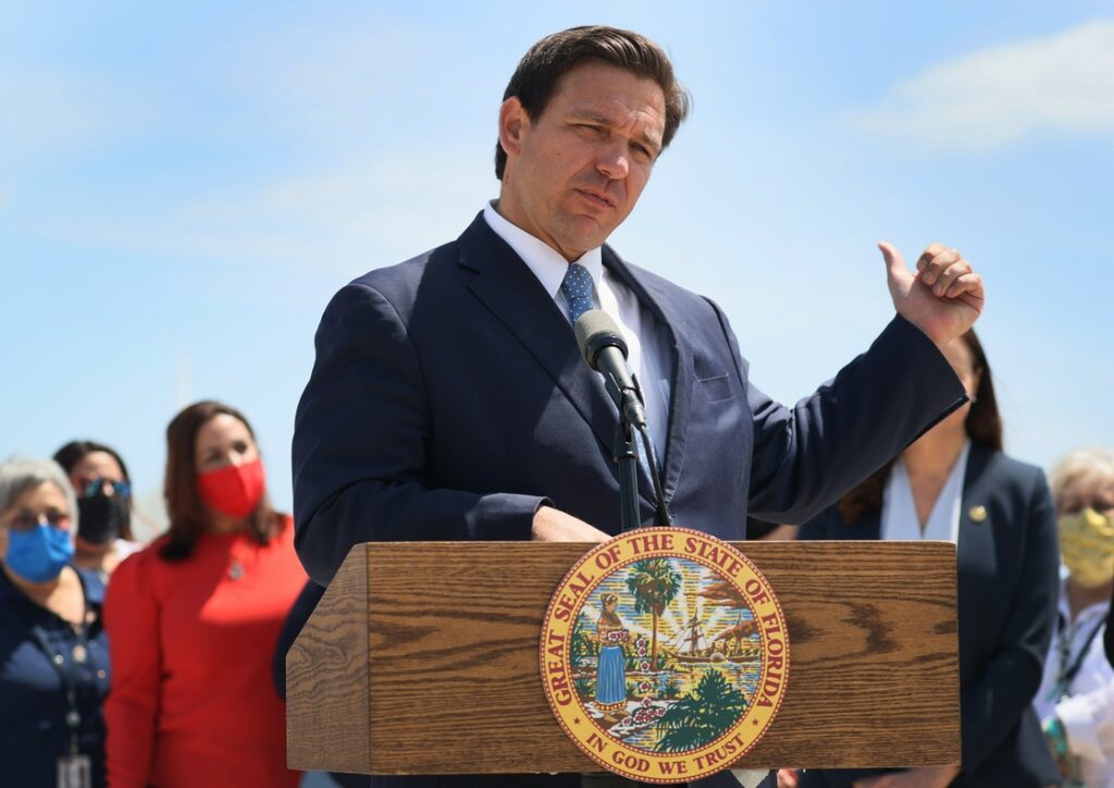 Gobernador de Florida recibe demanda por ley anti-protestas