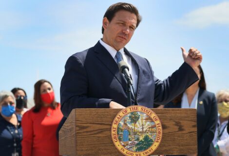 Gobernador de Florida recibe demanda por ley anti-protestas