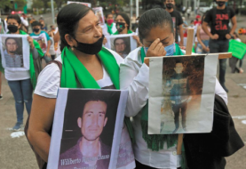 Familias de desaparecidos en México protestan contra reforma a la Fiscalía
