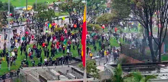 SIP repudia el ataque a RCN y un atentado contra un periodista en Colombia
