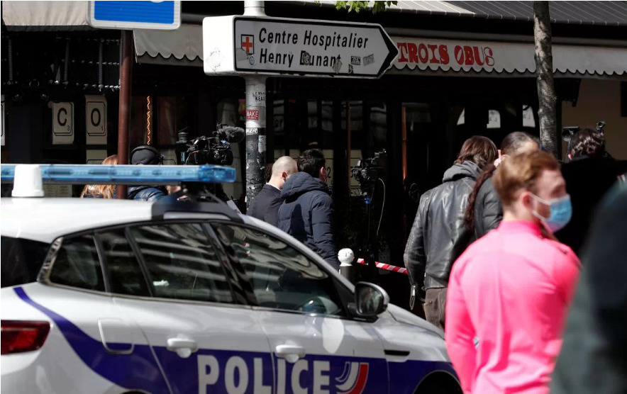 Un muerto y una herida en tiroteo frente en París