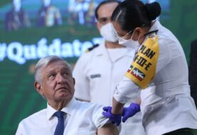 López Obrador se vacuna con AstraZeneca