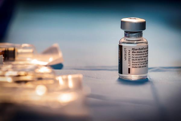 Pfizer asegura que probablemente sea necesaria tercera dosis de la vacuna