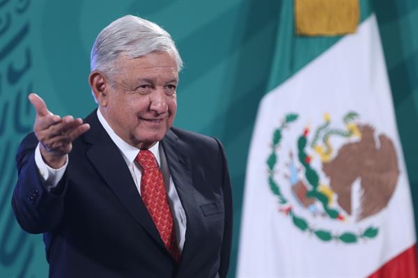 López Obrador critica al gobernador del Banco de México pese a autonomía