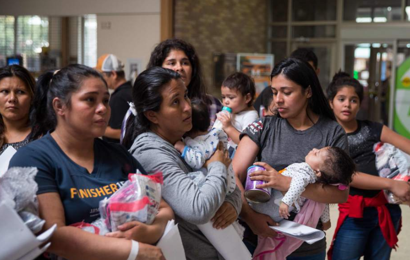 Gobierno de Biden comienza a reunir a las familias migrantes