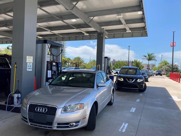 El pánico dispara la compra de gasolina en Florida pese a que no hay escasez