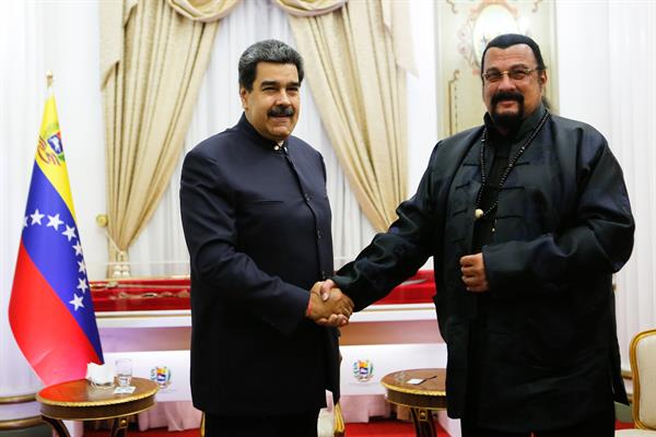 Maduro recibe al actor Steven Seagal en Miraflores