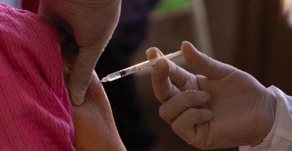 Vacunas anticovid ofrecen más protección que inmunización natural