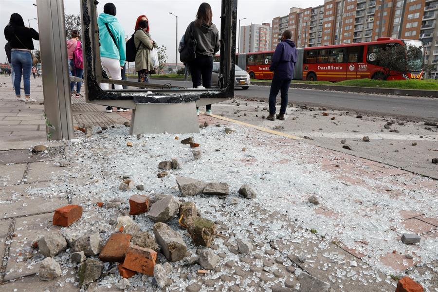 Al menos 91 heridos deja ataques a la Policía en Bogotá