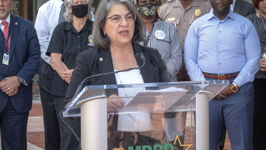 Alcaldesa de Miami tilda de «vergonzosos» los tiroteos