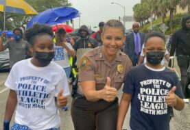 Policías marchan en Miami para detener la violencia armada