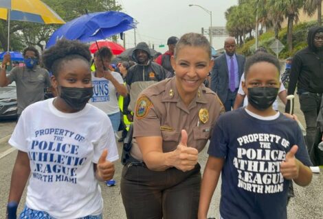 Policías marchan en Miami para detener la violencia armada