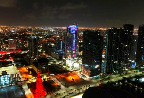 Rascacielos de Miami se ilumina por los desaparecidos