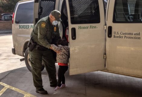 Niñas hondureñas halladas en frontera esperan a sus padres